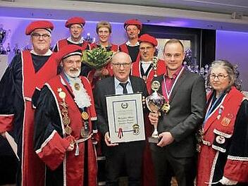 Die Urkunde in Händen hält Klaus Albert, den Pokal sein Sohn Hannes Albert. Foto: privat