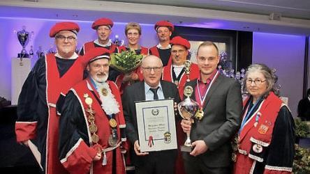 Die Urkunde in Händen hält Klaus Albert, den Pokal sein Sohn Hannes Albert. Foto: privat