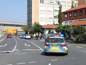 Bei der Post parkte der silberne Opel r&uuml;ckw&auml;rts aus. Es kam zum Zusammensto&szlig; mit einem Motorrad.Popp