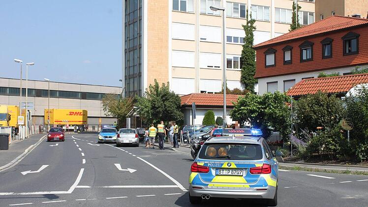 Bei der Post parkte der silberne Opel r&uuml;ckw&auml;rts aus. Es kam zum Zusammensto&szlig; mit einem Motorrad.Popp
