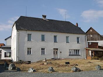 Das Gebäude an der Kulmbacher Straße 7 samt Nebengebäuden sollte ursprünglich saniert und zu einem Begegnungszentrum umgebaut werden. Doch die Planungen haben sich inzwischen geändert. Das Haus ist mittlerweile abgerissen. Auf dem Grundstück soll nun ein Ärztehaus mit Begegnungszentrum entstehen. Foto: Archiv/Klaus Klaschka