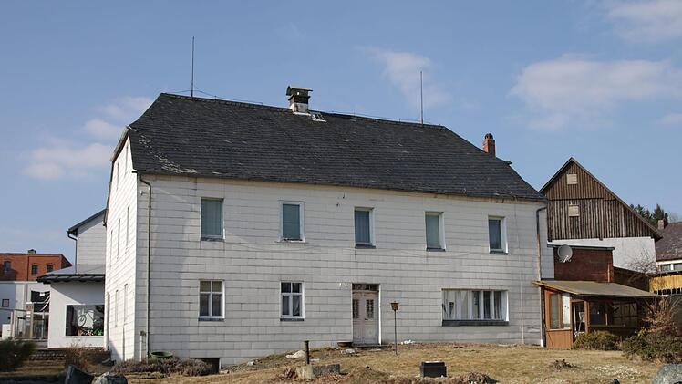 Das Gebäude an der Kulmbacher Straße 7 samt Nebengebäuden sollte ursprünglich saniert und zu einem Begegnungszentrum umgebaut werden. Doch die Planungen haben sich inzwischen geändert. Das Haus ist mittlerweile abgerissen. Auf dem Grundstück soll nun ein Ärztehaus mit Begegnungszentrum entstehen. Foto: Archiv/Klaus Klaschka