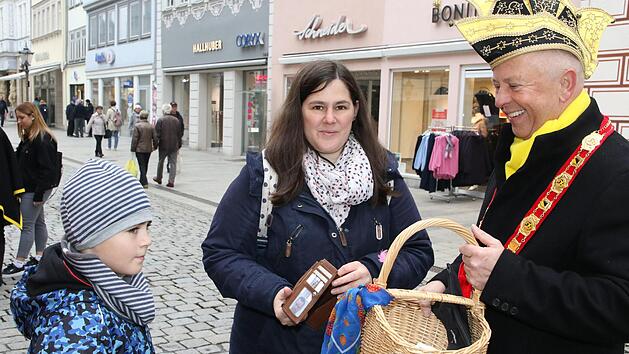 Carmen Kamholz kaufte zusammen mit ihren Kindern zehn Lose - ein Gans sprang zwar nicht dabei  heraus, aber sie unterst&uuml;tzten den guten Zweck der Aktion. Rechts Martin Kuhlenkamp von der Coburger Narrhalla.Foto: Wolfgang Desombre