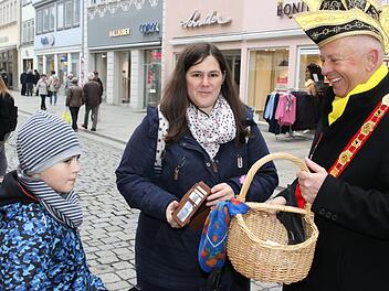 Carmen Kamholz kaufte zusammen mit ihren Kindern zehn Lose - ein Gans sprang zwar nicht dabei  heraus, aber sie unterstützten den guten Zweck der Aktion. Rechts Martin Kuhlenkamp von der Coburger Narrhalla.Foto: Wolfgang Desombre