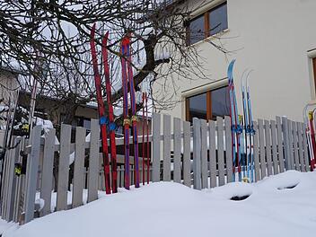 Alte Ski kommen bei Bernhard Walter in Frankenheim zu neuen Ehren: Am  Gartenzaun erinnern sie an alte Zeiten, als die Schnabelbindung der  letzte Schrei war. Foto: Marion Eckert