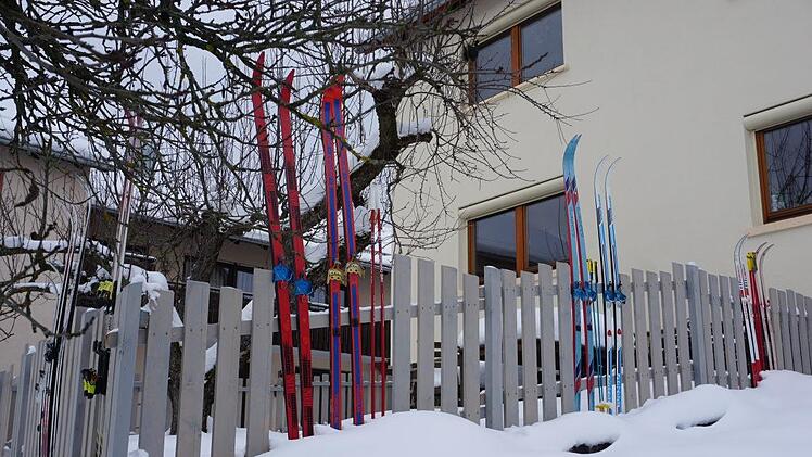 Alte Ski kommen bei Bernhard Walter in Frankenheim zu neuen Ehren: Am  Gartenzaun erinnern sie an alte Zeiten, als die Schnabelbindung der  letzte Schrei war. Foto: Marion Eckert