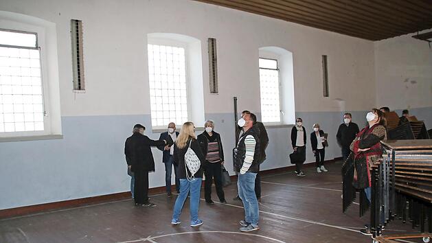 Die alte Turnhalle am Stenayer Platz geht zusammen mit einer Teilfläche des Innenhofes in das Eigentum der Stadt Münnerstadt über. Jetzt sahen sich die Stadträte die Halle an, für die eine künftige Nutzung gesucht wird.