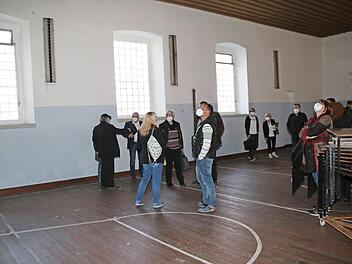 Die alte Turnhalle am Stenayer Platz geht zusammen mit einer Teilfläche des Innenhofes in das Eigentum der Stadt Münnerstadt über. Jetzt sahen sich die Stadträte die Halle an, für die eine künftige Nutzung gesucht wird.
