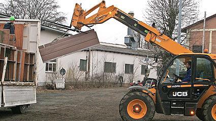 Kräftig gewerkelt wird derzeit noch im und um das Zelt, in dem von kommendem Freitag bis Montag der Zeltfasching der Landjugend stattfinden soll.