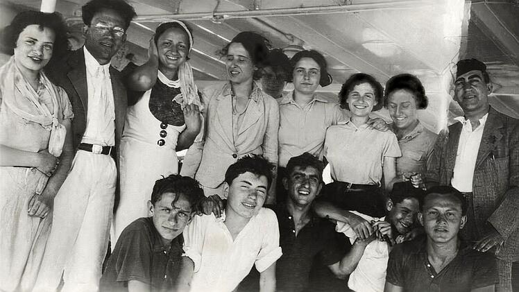 Hannah Arendt 1935, mit einer Gruppe der Jugend-Alijah, auf einem Schiff nach Pal&auml;stina.