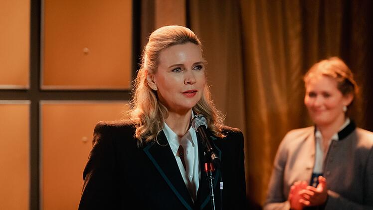 Sylvia (Veronica Ferres), die Organisatorin der Veranstaltung, nimmt Gehrling in Schutz.