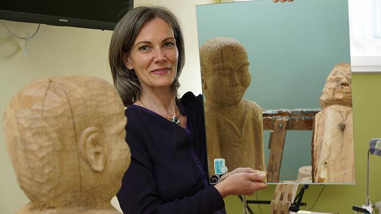 Thea Keßler will in ihren Bildern die Schnitzfiguren von Bernhard Gößmann-Schmitt widerspiegeln. Foto: Arkadius Guzy