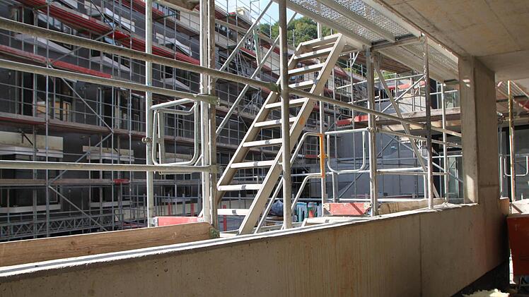 Von den Zugängen zu den Wohnungen sieht man hinüber auf den mittleren Gebäudetrakt. Hier wird das Seniorenheim untergebracht sein. Foto: Ulrike Müller