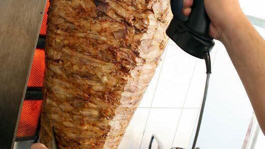 Das ist tatsächlich ein Döner-Kebab-Spieß, deutlich zu erkennen an den Fleischscheiben. Wenn zu viel Hackfleisch verwendet wird, darf das Produkt nicht mehr Döner Kebab heißen, sondern kann beispielsweise "Drehspieß" genannt werden. Foto: Archiv