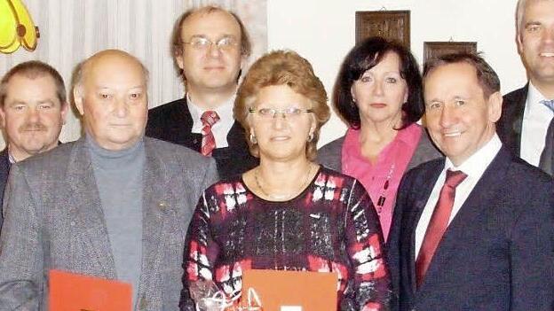 Drei langjährige Mitglieder zeichnete die SPD Ludwigsstadt aus. Im Bild (von links) Bernd Heinz (45 Jahre), Thomas Häring, Kurt Lindig (50), Kreisvorsitzender Ralf Pohl, Martina Bischoff (25), Eva Jahn, Landratskandidat Norbert Gräbner, Bürgermeister Timo Ehrhardt und Ortsvorsitzender Hubert Bischoff. Fotos: Simone Büttner