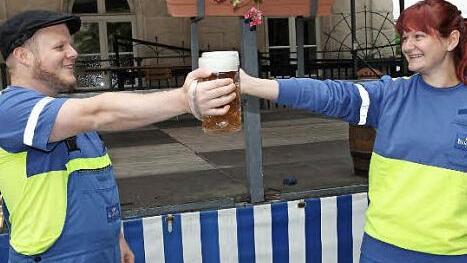 Die "Gesellen" Lena Niklas und Nils Waxweiler wurden offiziell aus dem Lehrlingsstand der Brauer und M&auml;lzer entlassen. Doch vorher galt es, einige Aufgaben zu bew&auml;ltigen. Foto: Kulmbacher Brauerei