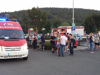 Um 19:30 Uhr mussten die Kunden den Verbrauchermarkt verlassen und wurden von Mitarbeitern zu Sammelstellen gebracht.  Foto: Andreas Schmitt