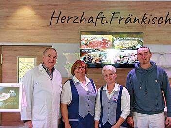 Die Inhaber Ralf und Michaela Luther, Filialleiterin Jacqueline Will sowie Fleischermeister und Fleischtechniker Christian Luther (von links) freuen sich über die Eröffnung von "Der Luther Rödental".  Fotos: P. Tischer