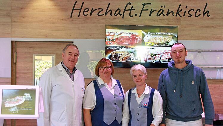 Die Inhaber Ralf und Michaela Luther, Filialleiterin Jacqueline Will sowie Fleischermeister und Fleischtechniker Christian Luther (von links) freuen sich über die Eröffnung von "Der Luther Rödental".  Fotos: P. Tischer