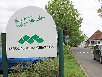 Gemeinsam nah am Menschen - so steht es an der Zufahrt zum Kutzenberger Klinikum. Künftig werden es etwas weniger Menschen sein, denen man nah ist, denn zwei Abteilungen werden geschlossen.  Foto: Tobias Kindermann