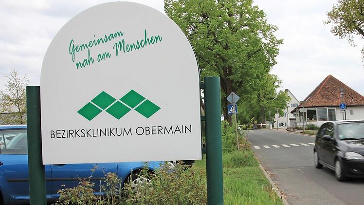 Gemeinsam nah am Menschen - so steht es an der Zufahrt zum Kutzenberger Klinikum. Künftig werden es etwas weniger Menschen sein, denen man nah ist, denn zwei Abteilungen werden geschlossen.  Foto: Tobias Kindermann