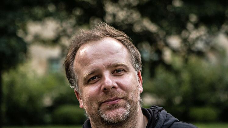 Mit einer Live-Installation beteiligt sich der Lichtkünstler Philipp Geist am Samstag an der 13. Coburger Museumsnacht. Am Donnerstag richtete er seine Installation im Hof der Veste ein.Foto: Jochen Berger
