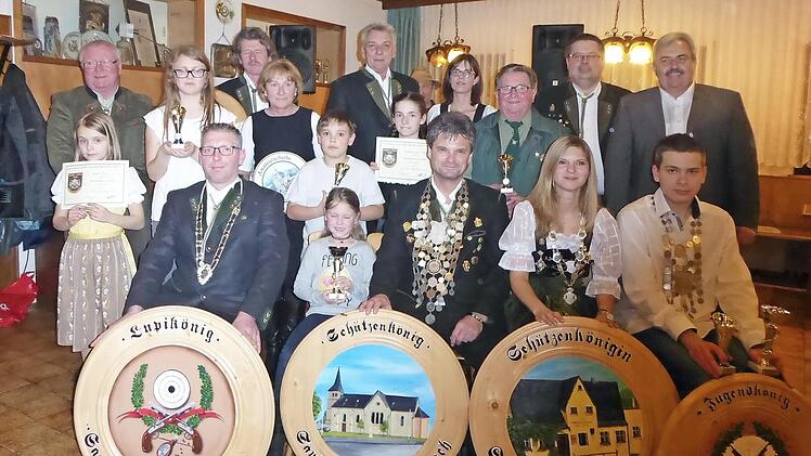 Die neuen Könige, vorne von links: Alexander Hutzler, Amelie Nolte, Reinhold Baptistella, Kristina Baptistella, Timo Rundel mit den restlichen Schützen, Vereinsmeistern, Scheiben- und Pokalgewinnern  Foto: Heidi Amon
