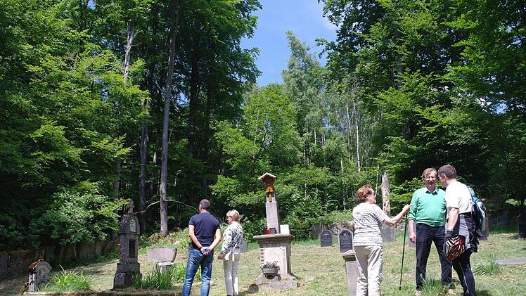 Beim Friedhof in Altglashütten schauten sich die Besucher sowohl die alten Grabsteine, als auch die Gedenksteine an.  Foto: Stephanie Elm