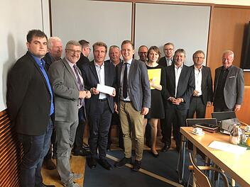 Parlamentarischer Staatssekret&auml;r Thomas Barei&szlig; umrahmt von Landrat Michael Busch, B&uuml;rgermeister Tobias Ehrlicher und weiteren Mitgliedern im B&uuml;ro von MdB Hans Michelbach. Bildquelle: Tobias Ehrlicher