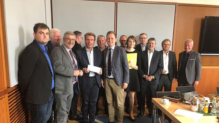 Parlamentarischer Staatssekret&auml;r Thomas Barei&szlig; umrahmt von Landrat Michael Busch, B&uuml;rgermeister Tobias Ehrlicher und weiteren Mitgliedern im B&uuml;ro von MdB Hans Michelbach. Bildquelle: Tobias Ehrlicher
