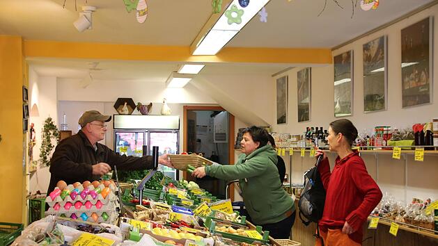 Noch sind die Auslagen im Gem&uuml;segesch&auml;ft von Reinhard Huberth (links) am Holzmarkt gut gef&uuml;llt. Manches aber k&ouml;nnte in den n&auml;chsten Wochen knapp werden - Tomaten aus Italien zum Beispiel oder frische Salate.  Foto: Katrin Geyer