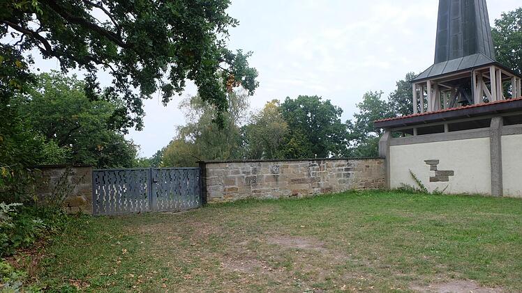 Ausbau des Hintereingangs  zum barrierefreien Friedhofzugang in Thundorf, (Parkplätze, Befestigung Zufahrt). Foto: Philipp Bauernschubert