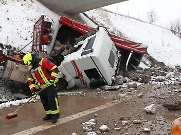 Komplett zerlegt hat es diesen Lkw mit Betonabrissteilen auf der A73 kurz vor Eisfeld-Süd. Das Fahrzeug war auf der glatten Fahrbahn ins Rutschen geraten.