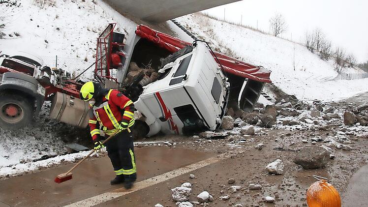 Komplett zerlegt hat es diesen Lkw mit Betonabrissteilen auf der A73 kurz vor Eisfeld-Süd. Das Fahrzeug war auf der glatten Fahrbahn ins Rutschen geraten.