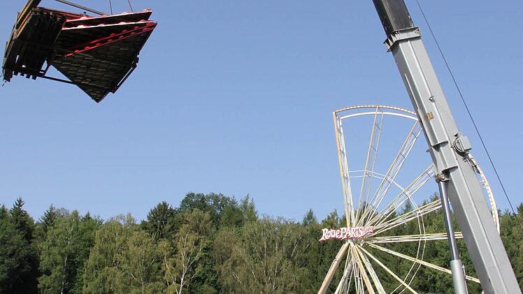 Das "Black Hole" wird mit einem Kran verladen.