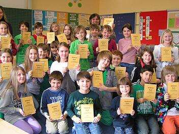 Die Weilersbacher Schüler mit ihren "Goldenen Büchern"