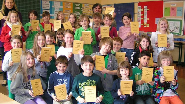 Die Weilersbacher Schüler mit ihren "Goldenen Büchern"