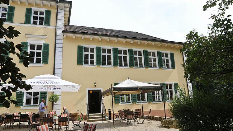 Im Garten des Restaurants ist die "Baunaht" deutlich zu sehen. Foto: Barbara Herbst