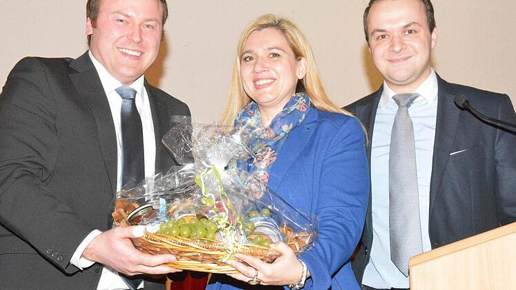 Der stellvertretende Kreisvorsitzende der JU, Sebastian Schilling (links) und Kreisvorsitzender Fabian Weber überreichten Gesundheitsministerin Melanie Huml Spezialitäten aus den Haßbergen. Foto: Schmidt