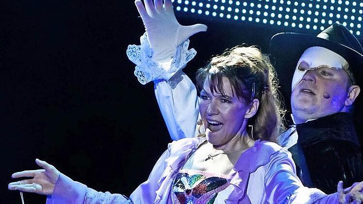 Brita A. Halder und Otto Magocs in einer Szene aus dem "Phantom der Oper". Fotos: Jochen Berger