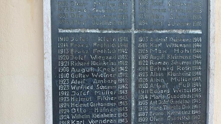 Auch an der Kirche selbst befinden sich Gedenktafeln.