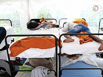 Asylbewerber in der vollen Erstaufnahmeeinrichtung in Zirndorf. Auch im Landkreis Bad Kissingen reichen die Unterkünfte nicht aus, die Stadt bereitet sich darauf vor, Flüchtlinge aufzunehmen.  Foto: David Ebner/dpa