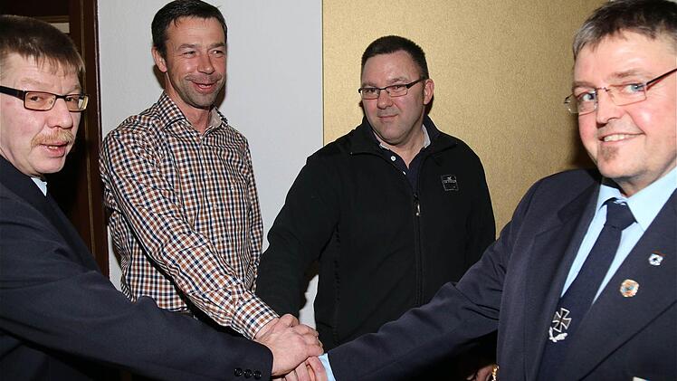 Amtswechsel bei der KSK Untererthal (von links): die gleichberechtigten Vorsitzenden Peter Schneider, Mario Kuchenbrod und Manfred Löffler lösen Hermann Desch ab.  Foto: Gerd Schaar