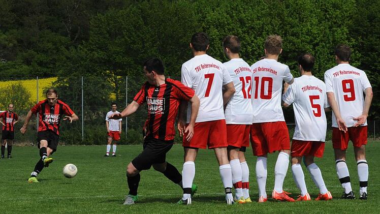 Wer reagiert am schnellsten? Freistoß für den FC Bad Brückenau beim TSV Reiterswiesen. Foto: Hopf