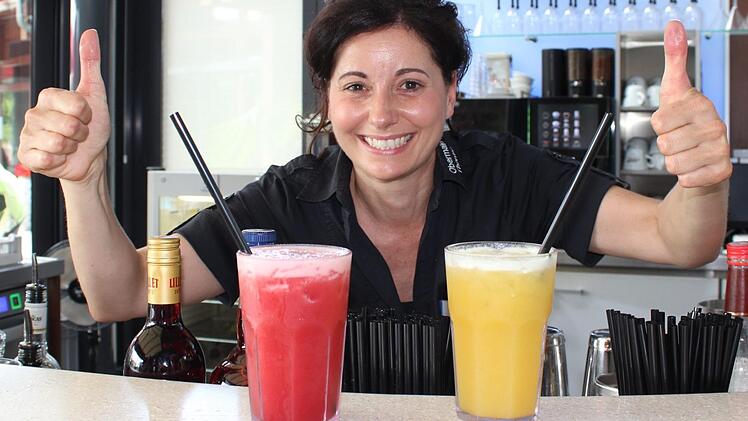 Claudia Kestel leitet das Team aus insgesamt 19 Barkeepern, die in "MeerBar" und "SaunaBar" die leckeren Cocktails mixen, die schon allein optisch ein Genuss sind.  Foto: Diana Geißendorfer