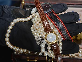 Ein Trickbetrüger hat eine 83-jährige Frau in Bamberg um Schmuck und Bargeld im Wert von über 1000 Euro erleichtert. Die Polizei sucht nach Hinweisen. Symbolbild: Ronald Rinklef