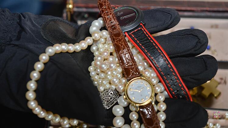 Ein Trickbetrüger hat eine 83-jährige Frau in Bamberg um Schmuck und Bargeld im Wert von über 1000 Euro erleichtert. Die Polizei sucht nach Hinweisen. Symbolbild: Ronald Rinklef