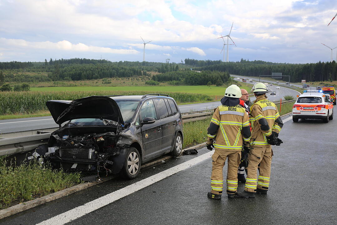 Schwerer Unfall auf der A9: Auto gerät auf nasser Straße ins Schleudern – Gaffer filmen