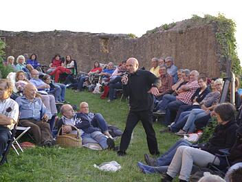 Peter Hub inspiriert die Zuhörer auf der Trimburg mit literarischen Werken und poetischen Versen. Foto: Winfried Ehling