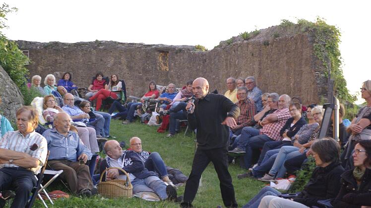 Peter Hub inspiriert die Zuhörer auf der Trimburg mit literarischen Werken und poetischen Versen. Foto: Winfried Ehling
